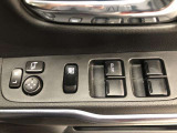 パワーウィンドは今や当たり前の機能ですが、無いと困る機能です。運転席からの操作で、全席の窓を振るオープンにしたり、フルクローズが可能です。