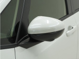 ◆ドアミラーウインカー◆ドアミラーにウインカーを装備しています。対向車に自身の進行方向を合図し安全に運転できます。