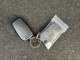 【スマートエントリーシステム】キーをポケットやバッグから取り出さなくてもドアの開閉やエンジンスタートができるすぐれものです。車の乗り降りも「スマート」に決めましょう♪
