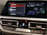 【左右独立式オートエアコン】☆運転席・助手席で個別に温度設定する事が可能。一定以上の大気中の有害物質を感知すると自動的に内気循環モードに切り替わるAUCを装備☆