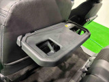 飲み物や食べ物を気軽に置ける格納式シートバックテーブルを、運転席と助手席の背もたれにご用意。車内の休憩も快適です!