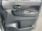 運転席ドア内張に少し汚れが目立ちます◇