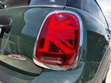 テールライトです。走行中後方車両から視認性の高いLEDイルミネーションが特徴です。デザイン性が高い部分の一つとなっております。