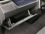 助手席側には小物の収納に便利なダンパー付きグローブボックスが装備されているので車内の整理にもとっても便利です♪