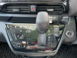「オートエアコン」付き一年中快適な室内を提供!車内温度を設定すると、風量を自動で調節してくれます。さらに前席シートヒーターつき(^^)/