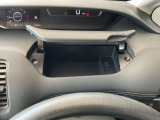 運転席アッパーボックス、USB充電ソケットがあります。