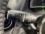 レバーをAUTOの位置にしているとき、レインセンサーが雨を感知すると、雨量に応じてワイパーが自動で作動してくれるオートワイパーを装備!設定変更で非作動にすると、間欠作動に固定されます。