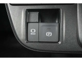 電動パーキングブレーキはスイッチ一つ(指で引く、または押す)でパーキングブレーキの作動・解除ができます。力が必要ないため、誰でも簡単に操作できます