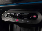 MINIの運転席操作部は、中央に構えるディスプレイが最大の特徴です。航空機を思わせるトグルスイッチなど、直感的で遊び心のあるメカニカルな操作感が、ゴーカートのような走りの高揚感を高めます。