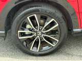 アルミホイール装着車です。見た目だけでなく、鉄ホイールより軽く、燃費にも良い影響を与えてくれます。
