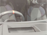 【ヘッドアップディスプレイ】現在の車速表示や目的地へのルート案内やメディア関連のリストを表示する事が可能です。視線移動を減らす事によりドライブに集中して頂けます。