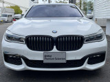 【キドニーグリル】BMWの代名詞。一目見ただけでBMWであると認識できる確固たるアイコンとして存在感を放ちます。キドニーグリルは80年以上続く伝統の形でございます。変わらないこだわりのデザインが、