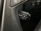 クルーズコントロール機能が付いています。 速度を設定するとアクセルを踏まなくても一定の速度で走ることができます。  高速道路ではとても便利な装置なんです。