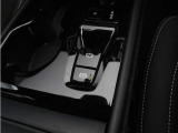 軽いタッチの電気式サイドブレーキとオートブレーキが装備されます。