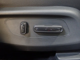 運転席には高さ調整ができるシートハイトアジャスター機能が付いています。これなら小柄な方にも大柄な方にも自分にぴったりの運転姿勢がとれますね。