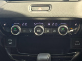 運転席と助手席それぞれで温度調整可能。快適性を高めるデュアルエアコンです。