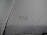 ◆助手席エアバッグ◆SRSエアバッグは、シートベルトだけでは防ぎきれない衝突時の衝撃から乗員を守るための安全装置。衝突時に瞬時に膨らみ、頭部や胸部がダッシュボードに直接衝突するのを防ぎます。