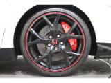 純正のアルミホイールが足元を飾ります!タイヤサイズは235/35ZR19 になります。