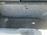 大容量ラゲッジアンダーボックスを備えた荷室。
