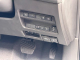 運転席側のステアリングコラム右横に位置するスイッチパネルです!標準で備わっている機能を、ボタン1つで楽々操作できるのがおススメのポイントです!不明点は店頭スタッフへお気軽に相談ください!