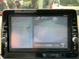 画像の左側は運転席から見ることのできないフロント左側を映している画像です、狭い道や幅寄せ時に便利です。