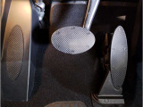 BMWはオルガン式アクセルペダルを採用しています。踏み込む足とペダルが同じ軌跡を描くため、かかとがずれにくく、アクセルコントロールがよりしやすくなるメリットがあります。