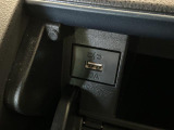 【USBチャージャー】スマホ等の充電ができるUSBチャージャーが装備!長時間のドライブには必需品です♪