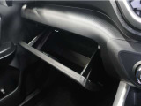 助手席グローブボックス。
