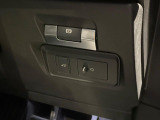 ボタン1つで自動開閉するパワーテールゲート搭載!ドアを上げ下げすることなく楽々開閉。開ききった状態の高さも任意の位置で設定できるので、普段お使いの車庫などでもぶつける心配はありません♪