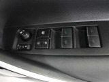運転席のパワーウインドスイッチで全席窓の開閉・ロック操作ができます。