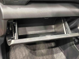 助手席前のグローブBOX等々すぐに出してしまえる便利な収納スペースが備わっています♪
