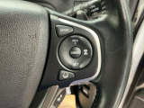 ステアリング右手側にクルーズコントロールスイッチ。アクセルペダルを踏まずに一定速走行が出来るので、高速道路での走行がグッと快適になります。