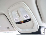 運転席のルーフには室内照明だけでなくSOSの通報ボタンが装備されています 事故の際にはワンプッシュでレスキューと通話が可能です