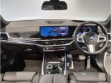 BMWの運転席はドライバーオリエンテッドという構造を採用。ドライバー目線の操作がしやすい設計になっており、ドライブ中にも目線の移動が少なく運転中にも簡単に操作ができます。