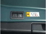 パワーバックドア装備!リヤゲートのスイッチを押すだけでバックドアが閉まります!運転席周りからも開閉の操作ができます♪