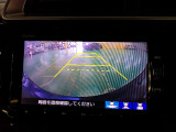 【リアカメラ】後方確認をサポートします。ギヤをR(リバース)に入れると、自動的にナビ画面が切り替わります。