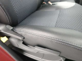 運転席の座面はお好みの高さに調整もできます♪