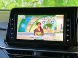 停車時にテレビを視聴可能。お子様連れのご家族にも便利です。移動時間を有効活用して、快適なひとときをお過ごしください。