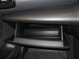 車検証などの収納に便利なグローブボックスです。