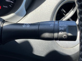 操作しやすいウインカーレバーは、安全な運転をサポートします。スムーズな車線変更を可能にする、頼れる操作感です。