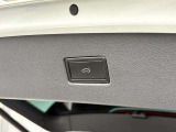 パワーテールゲートスイッチでワンタッチでリヤゲートの開閉が可能です。
