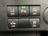 【運転席インパネスイッチ】安全装置関係のスイッチも操作しやすい位置に配置されています。