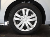 ◆純正ホイール装着車◆シンプルなデザインのホイールキャップ付きです。