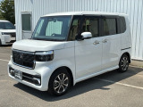 車幅いっぱいに伸びたフロントアクセサリLEDがボディーのワイド感を強調