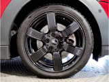 MINI純正アルミホイールです。納車時にはアルミホイールコーティングも承っております!是非ご検討下さいませ。