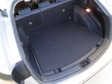 後席使用時でも、十分な荷室空間を確保しております。