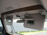 サンバイザーにはバニティミラー付きで車内でもお化粧直しできます