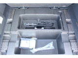 リヤラゲッジ下にパンク修理キットや車載工具などすっきり収納されております! サブトランクは大容量タイプとなります。
