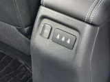 後席に乗る方もスマートフォンの充電などができるUSBポートを配置!長距離のお出かけでも快適に過ごせるうれしい装備です。