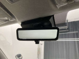 デジタルインナーミラー。車両後方カメラの映像をミラー内のディスプレイに表示する運転補助装置です。